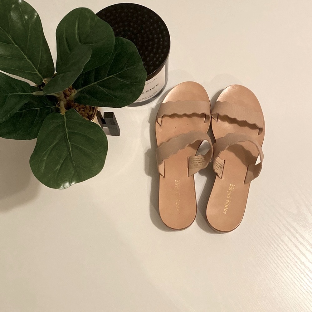 Sophia Milano Tan/Beige scallop sandals